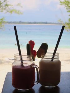 cocktails auf tisch fürs arbeiten am meer