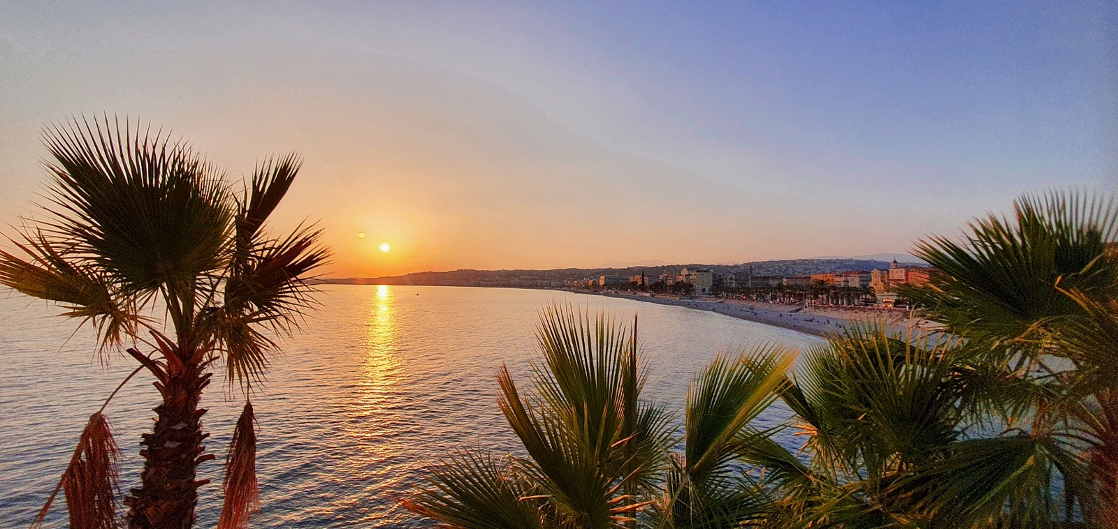 Sicht auf Nizza zum Sonnenuntergang.