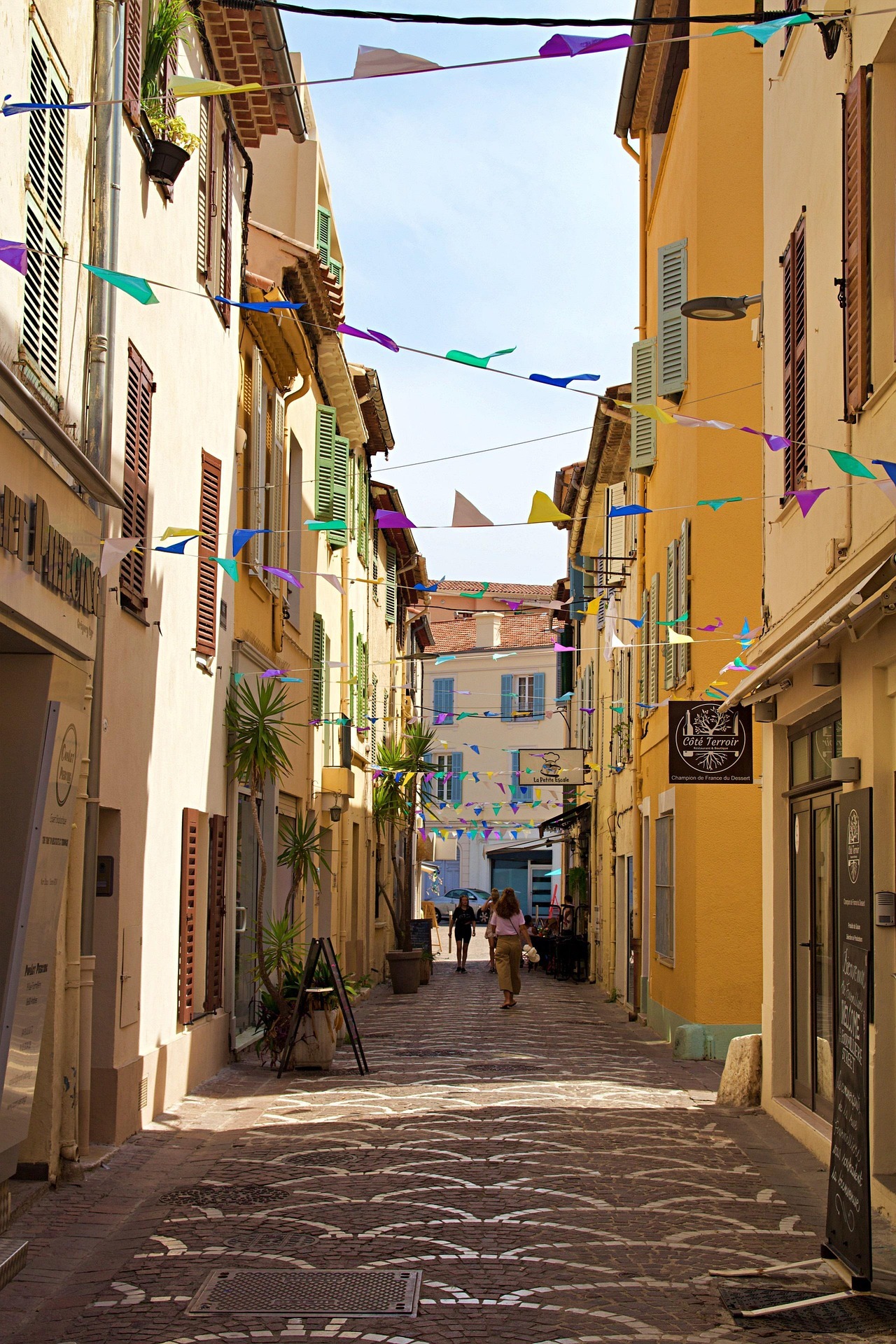 Gasse in Antibes, Frankreich.